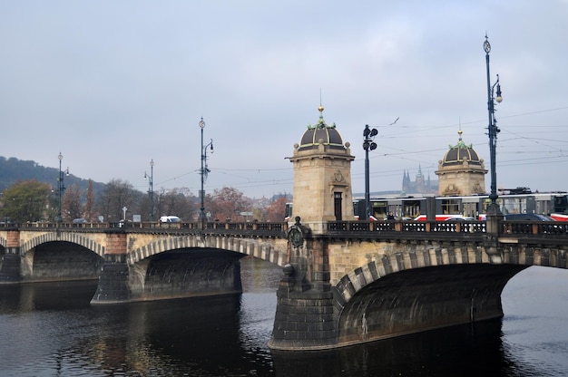 체코인 외국인 여행자는 2016년 11월 11일 체코 프라하에서 블타바 강을 건너는 레기온 다리의 목적지 여행 방문 및 교통 도로로 복고풍 트램웨이를 사용합니다.