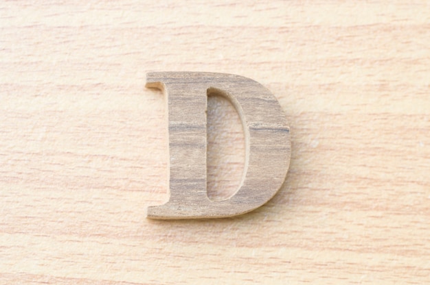 Lettera d-alphabet in vero legno.