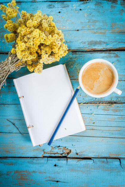 Ð¡乾燥した野生の花の花束とコーヒー・マグ