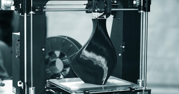 D-printer die een model afdrukt in de vorm van een zwarte vaasclose-up