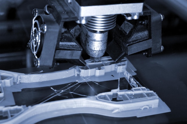 D printer print geïsoleerde objecten op spiegel reflecterend oppervlak close-up moderne d printtechnologie t