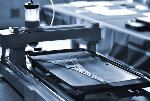 Фото d принтер, который печатает жидкое тесто d принтер, печатающий блины из жидкого теста разных форм