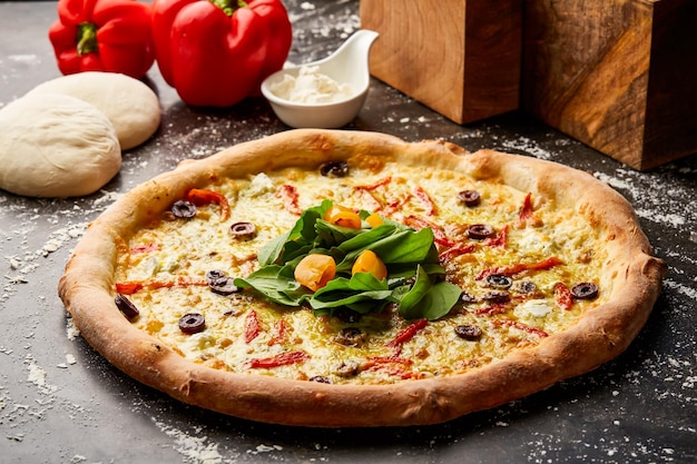 ダ・グロリア・ピザが暗い背景に孤立し,生食がイタリアのファストフードのアペティザーのトップビューです.