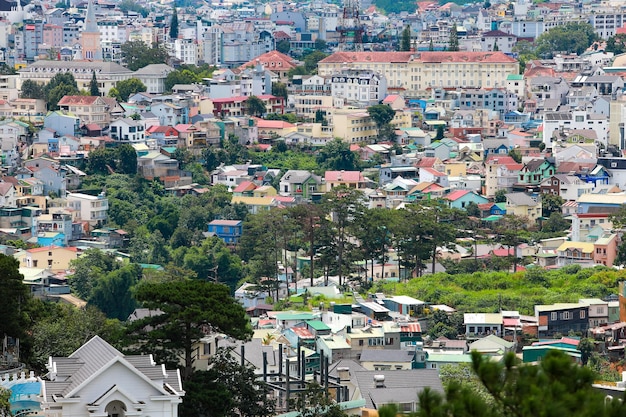 DA LAT CITY VIETNAM JULI 152022 Landschap in de stad Da Lat-stad Vietnam is een populaire toeristische bestemming Toeristenstad in ontwikkeld Vietnam