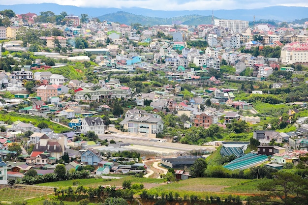 DA LAT CITY VIETNAM JULI 152022 Landschap in de stad Da Lat-stad Vietnam is een populaire toeristische bestemming Toeristenstad in ontwikkeld Vietnam