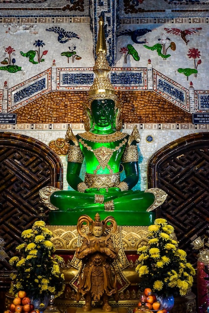 Далат, Вьетнам - 10 февраля 2023 г. Пагода Линь Фуок или пагода Ве Чай, бог из изумруда