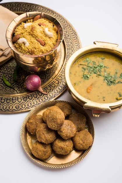 Daal Baati Churma is een populaire gezonde voeding uit Rajasthan, India. Geserveerd in wit servies op een humeurige achtergrond.