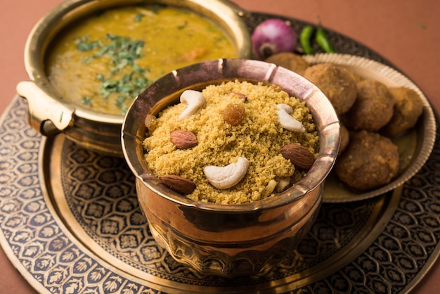Foto daal baati churma è un alimento salutare popolare del rajasthan, in india. servito in stoviglie bianche su sfondo lunatico.