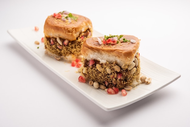 Dabeli, kutchi dabeli 또는 double roti는 구자라트의 Kutch 또는 Kachchh 지역에서 시작된 인도의 인기 있는 스낵 식품입니다.