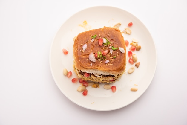 Dabeli, kutchi dabeli o doppio roti è un popolare snack indiano, originario della regione di kutch o kachchh del gujarat