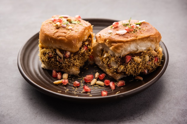Dabeli, kutchi dabeli 또는 double roti는 구자라트의 Kutch 또는 Kachchh 지역에서 시작된 인도의 인기 있는 스낵 식품입니다.