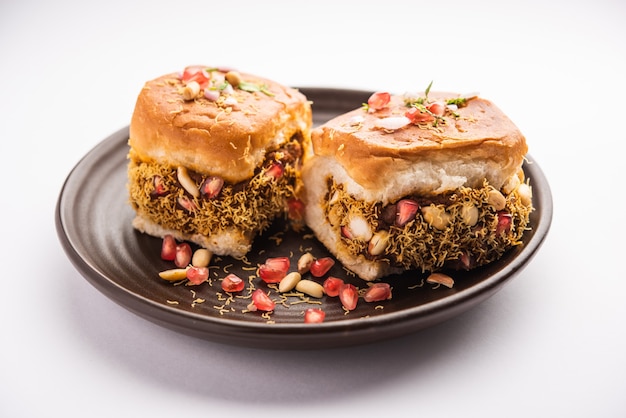 Dabeli, kutchi dabeli 또는 double roti는 구자라트의 Kutch 또는 Kachchh 지역에서 시작된 인도의 인기 있는 스낵 식품입니다.