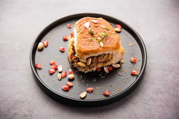 Dabeli, kutchi dabeli 또는 double roti는 구자라트의 Kutch 또는 Kachchh 지역에서 시작된 인도의 인기 있는 스낵 식품입니다.