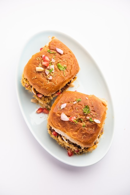 Dabeli、kutchi dabeli、またはdouble rotiは、グジャラート州のKutchまたはKachchh地域で生まれた、インドで人気のスナック食品です。