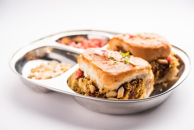 Dabeli、kutchi dabeli、またはdouble rotiは、グジャラート州のKutchまたはKachchh地域で生まれた、インドで人気のスナック食品です。