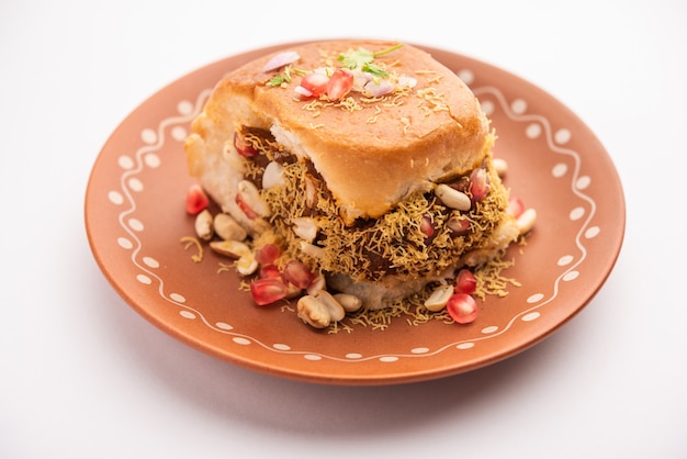 Dabeli, kutchi dabeli of dubbele roti is een populaire snack uit India, afkomstig uit de regio Kutch of Kachchh in Gujarat