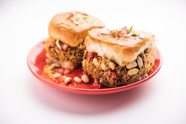 Dabeli, kutchi dabeli of dubbele roti is een populaire snack uit India, afkomstig uit de regio Kutch of Kachchh in Gujarat