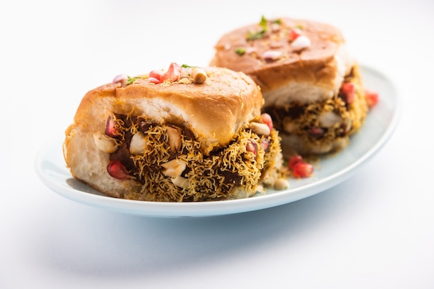 Dabeli, kutchi dabeli of dubbele roti is een populaire snack uit India, afkomstig uit de regio Kutch of Kachchh in Gujarat