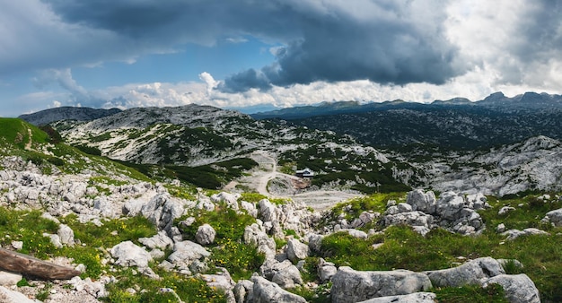 Photo dachstein mountain landscape with road taken from hallstatt skywalk in salzkammergut austria