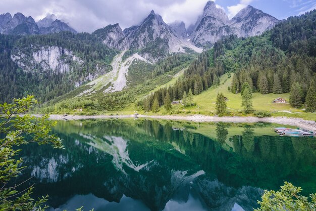 Dachstein 산맥은 Gosau 아름다운 호수 오스트리아에 반영