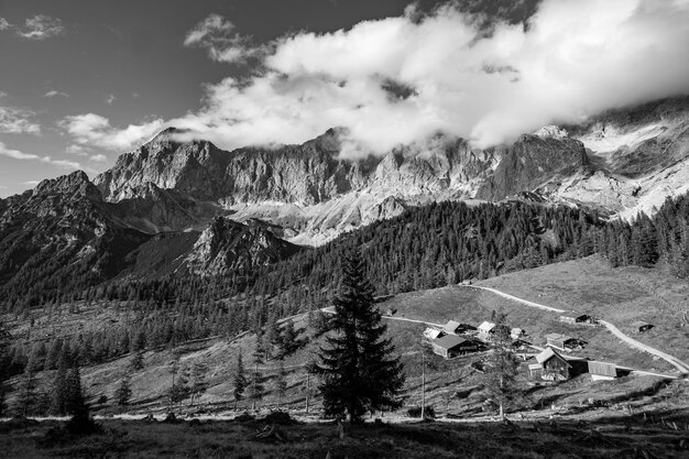 Dachsteinmassiv in de wolken