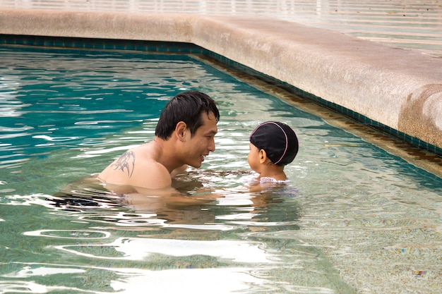 写真 お父さんとプールの少女