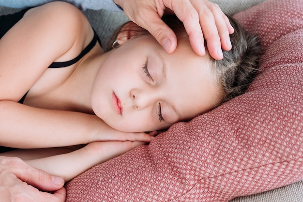 Papà che accarezza la testa della figlia addormentata. vero amore e felicità senza fine. legame familiare.