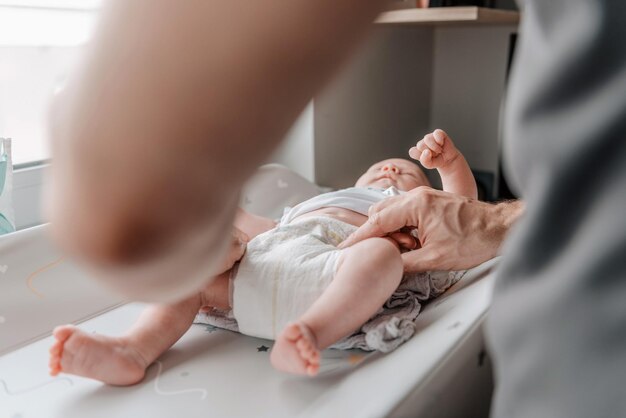 Foto il padre cambia i pannolini ai bambini.