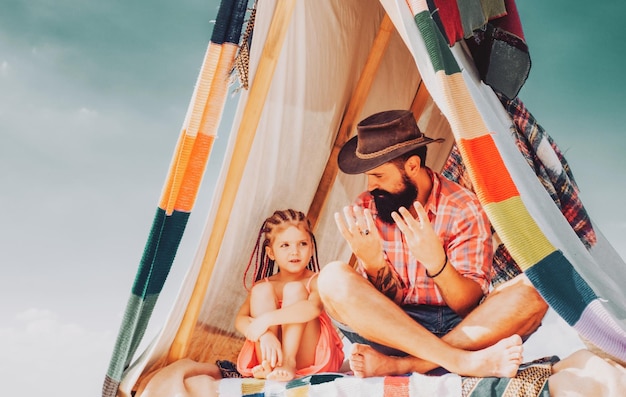 お父さんと子供娘父と子育て家族の野外活動キャンプ休暇