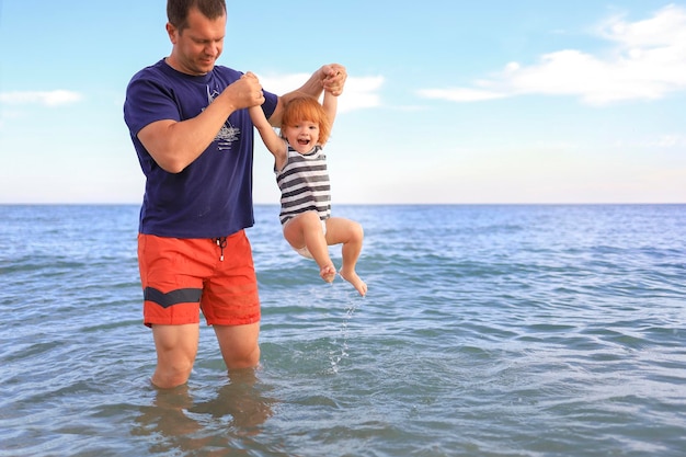 아빠와 딸은 바다의 물에서 즐거운 시간을 보낸다