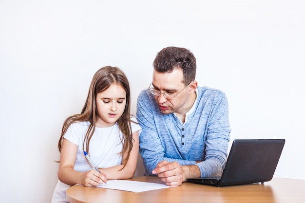 Papà e figlia imparano via internet