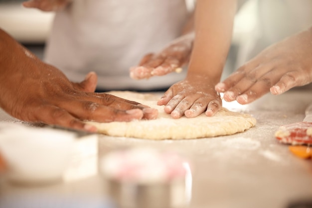 Папа, приготовь молоко. Обрезанный снимок неузнаваемой девушки, использующей формочки для печенья во время приготовления печенья дома.