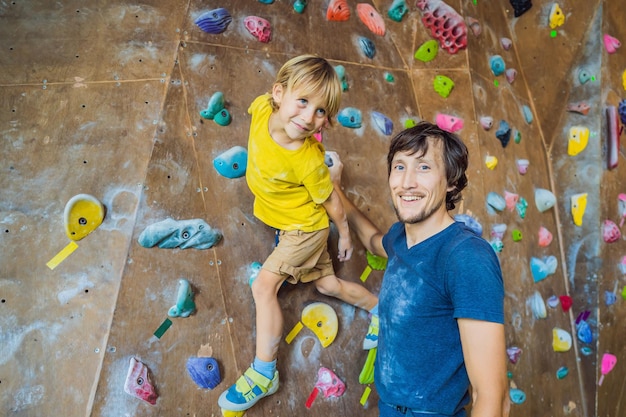 등반 벽 가족 스포츠 건강한 라이프 스타일 행복한 가족에서 아빠와 아들