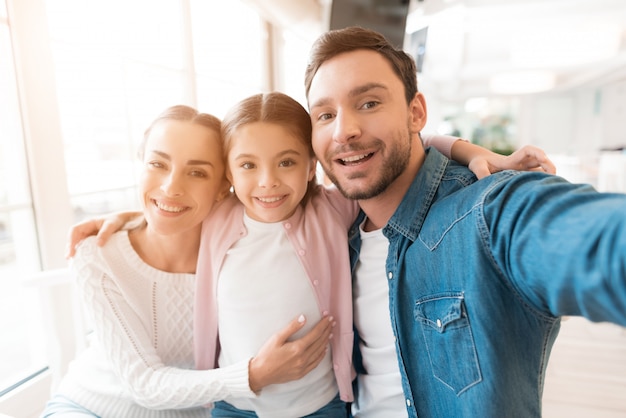 Papà scatta foto della sua famiglia sullo smartphone.