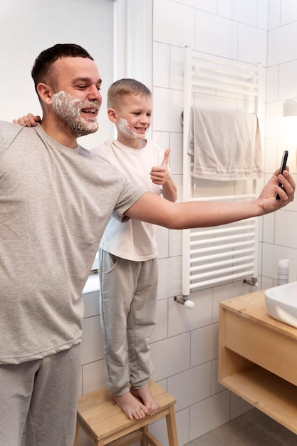 Photo dad teaching his son how to shave