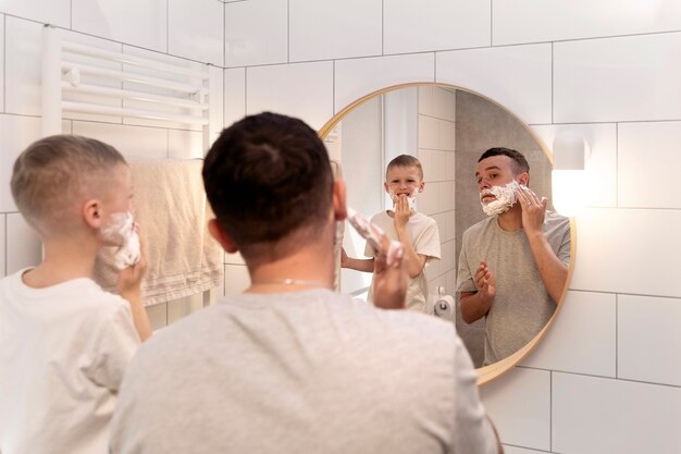 Photo dad teaching his son how to shave