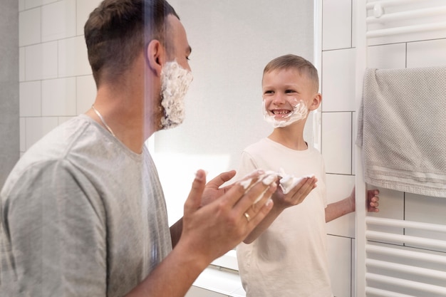 Photo dad teaching his son how to shave