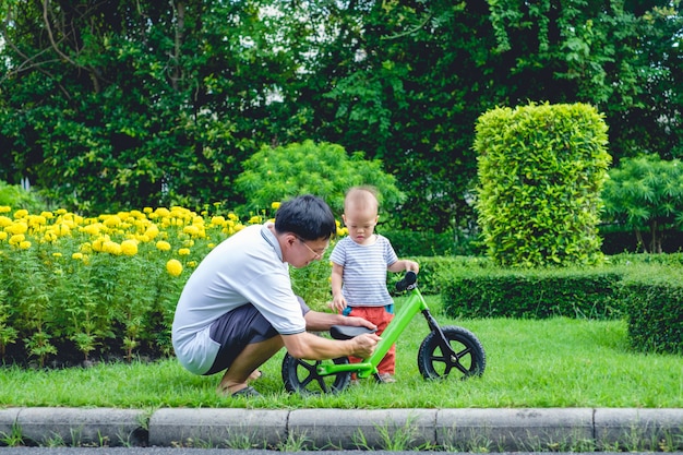 Papà figlio di tecnologia per guidare la bici dell'equilibrio