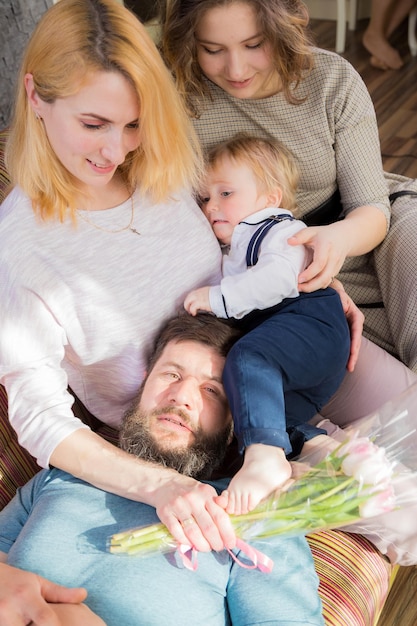 Foto papà con i bambini si congratula con la mamma per la festa della festa delle madri