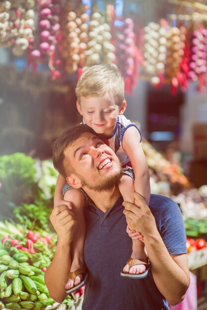 Papà con suo figlio al mercato agricolo.