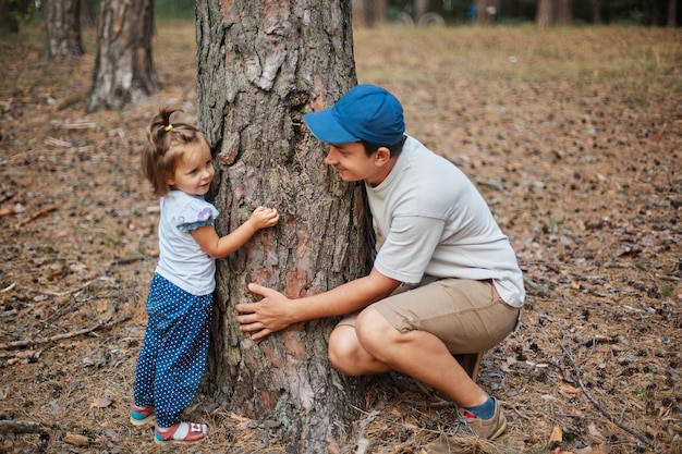 写真 パパが公園で子供を抱いている