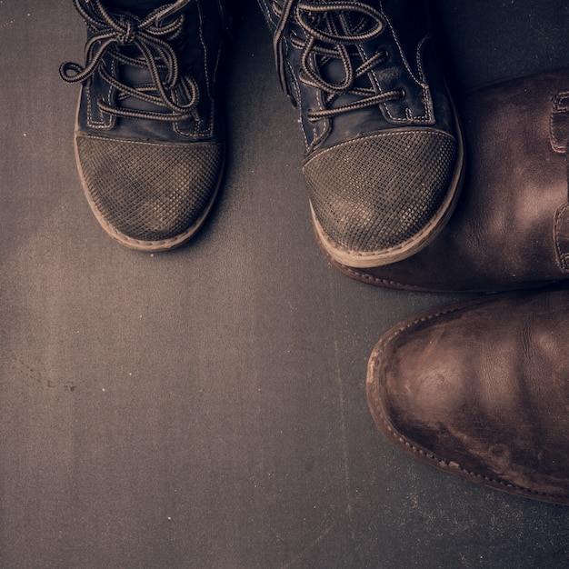 Foto daddy laarzen en baby schoenen, vaders dag concept.