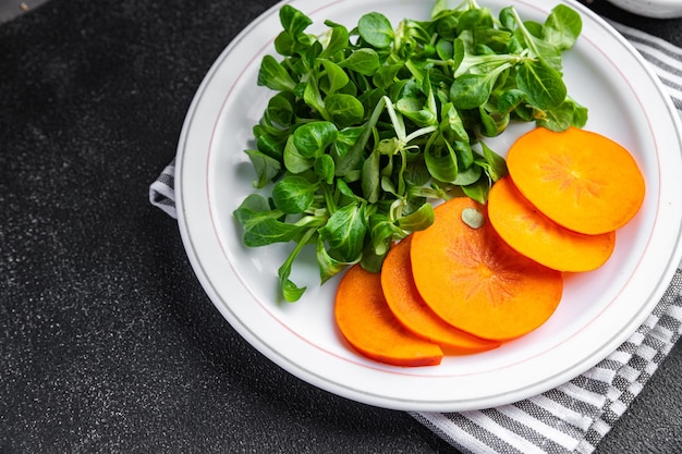 Dadelpruim salade groene sla veldsla verse maaltijd voedsel snack op tafel kopie ruimte voedsel