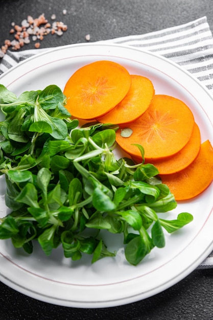 dadelpruim salade groene sla veldsla verse maaltijd voedsel snack op tafel kopie ruimte voedsel