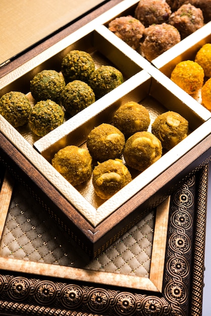 Dadels havermoutballen of droog fruit Laddu in een bord met geschenkverpakking, selectieve focus