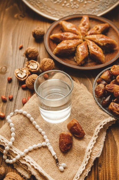 Dadels, rozenkransen en baklava. ramadan. selectieve aandacht.