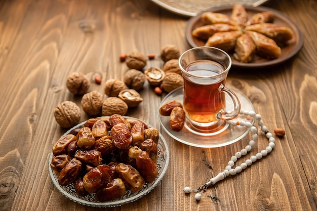 Dadels rozenkransen en baklava Ramadan Selectieve focus