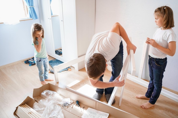 Dadlittle girls daughters assemblle wooden baby bed in kids room 지침에 따라 어린이 가구를 장착하는 아버지 돕기가이드에 의한 자체 조립가족 활동 함께홈 디자인