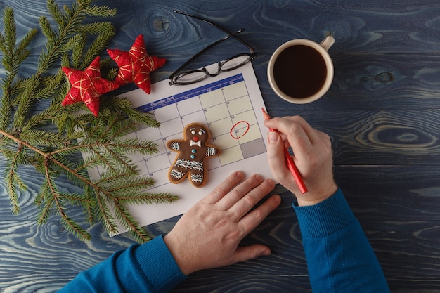 Dag 25 van de maand, kalender op werkplek achtergrond met ochtend koffiekopje. Nieuwjaar concept. Lege ruimte voor tekst