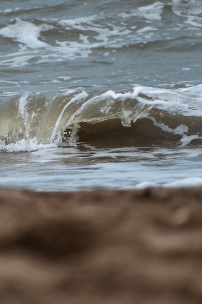 Dag met golven op het strand